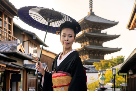 在京都八坂宝塔漫步的亚洲女子和服