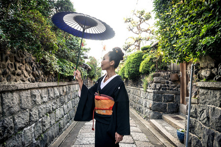 亚洲妇女与浴衣步行在日本京都