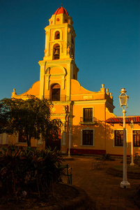 特立尼达和多巴哥, 古巴。旧金山 de Asis 的钟楼。街道在古巴城市的中心
