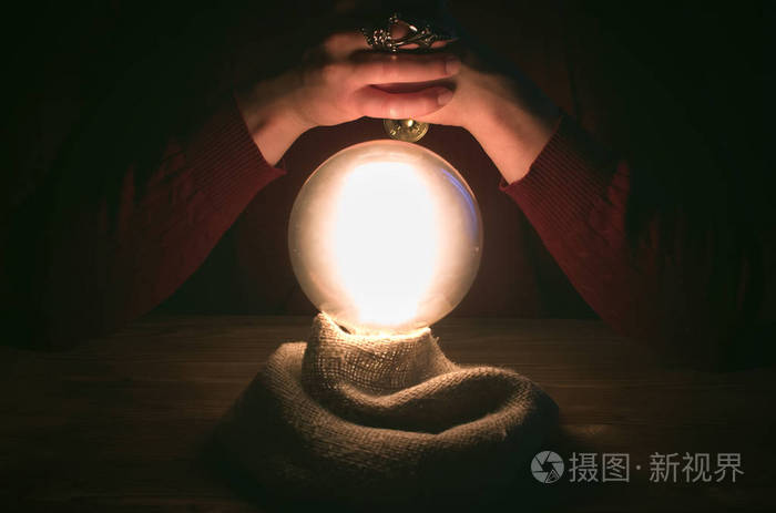 水晶球和算命手.占卜概念.灵性的神降.未来阅读