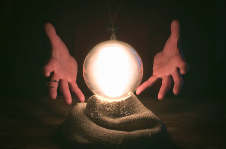 灵魂阅读水晶球和算命手.占卜概念.灵性的神降.未来阅读照片