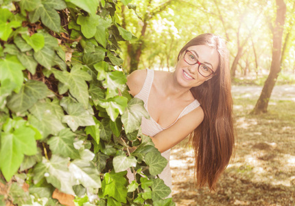 微笑美丽的年轻妇女与眼镜