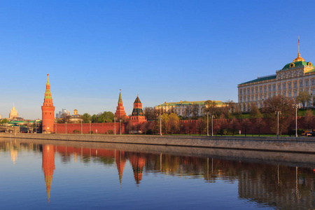 莫斯科克里姆林宫和 Kremlevskaya 路堤在一个阳光明媚的春天早晨