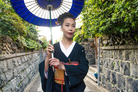 亚洲妇女与浴衣步行在日本京都