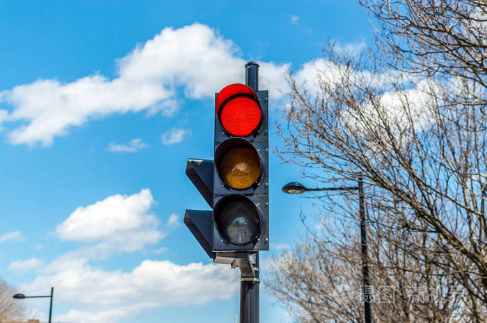 在蒙特利尔市中心的天空前面的交通灯.红灯