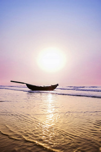 在日出的东方成本印度的海滩剪影