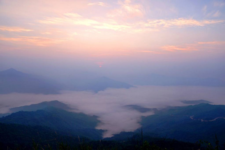 早晨山风景与雾波浪在 mounta 的顶部