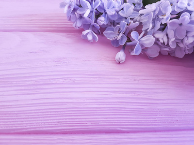 美丽的丁香花在粉红色的木质背景
