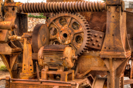 老生锈的采矿车老式采矿矿车采矿车作业耳机和 raspirator, 手推车