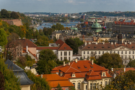 布拉格，Czezh 共和国。老两景区秋鸟瞰图