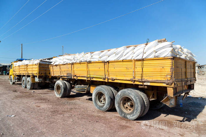 埃塞俄比亚抵得上非洲卡车装满了盐袋