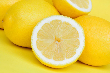 新鲜的柠檬黄色背景上