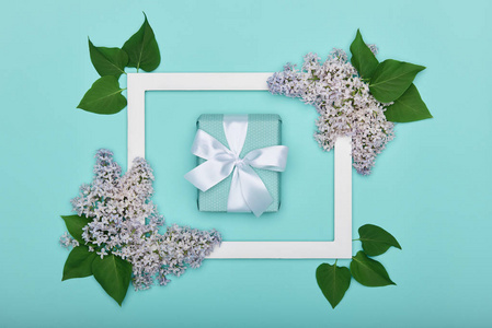快乐的父亲节或生日柔和的糖果蓝颜色背景。鲜花平躺贺卡与相框模拟和包装礼品盒