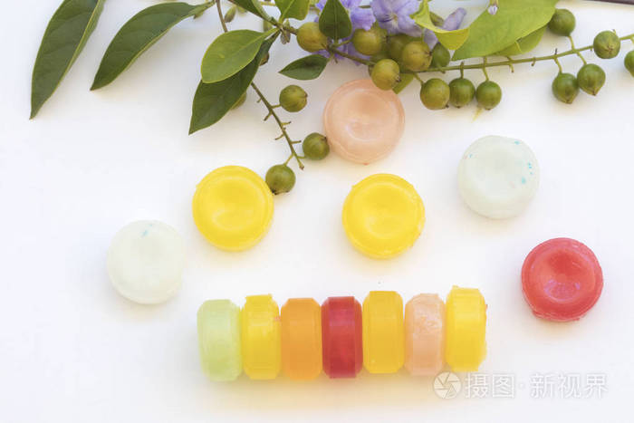在背景白色的草本安排与花的咳嗽咽喉颗粒丸照片 正版商用图片0uig3k 摄图新视界 在背景白色的草本安排与花的咳嗽咽喉颗粒丸照片 正版商用图片0uig3k 摄图新视界