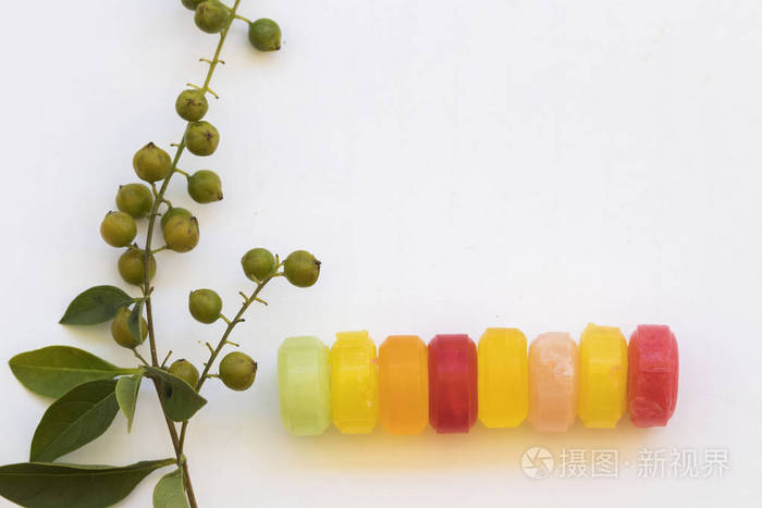 在背景白色的草本安排与花的咳嗽咽喉颗粒丸照片 正版商用图片0uig9i 摄图新视界 在背景白色的草本安排与花的咳嗽咽喉颗粒丸照片 正版商用图片0uig9i 摄图新视界