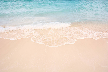 海滩与蓝色波浪滚动入海岸