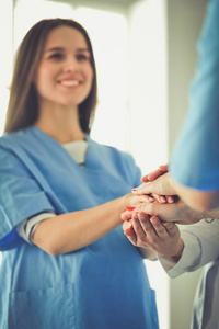 医生和护士在一个医疗团队堆叠的手