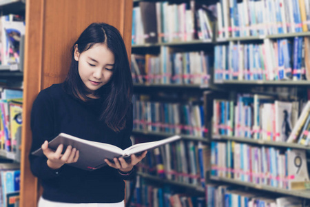亚洲学生在图书馆看书