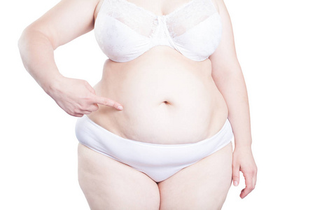 胖女人在内衣与肥胖显示拇指在她的大贝尔