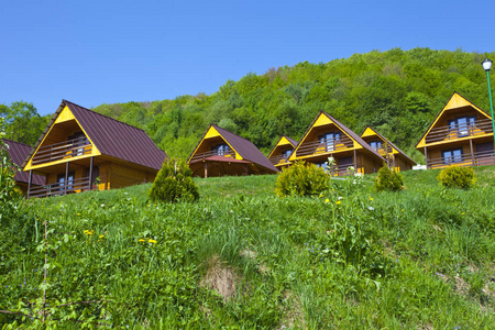 波兰森林山上的小木屋图片