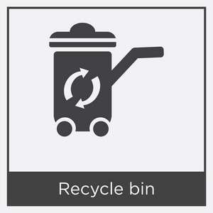 的回收站图标与旁边上模糊的自然背景的塑料瓶的回收标志的塑料垃圾桶