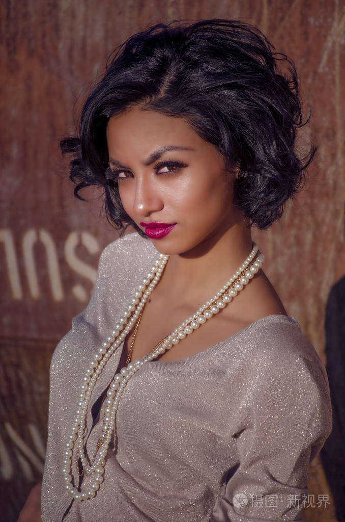 戴珍珠项链的迷人年轻女子