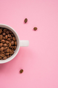 咖啡豆在粉红色背景复制空间