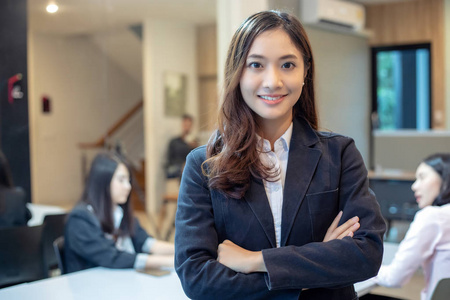 亚洲商业妇女和小组会议和埠使用笔记本