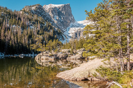 梦想湖和倒影与山在雪附近在秋天。美国科罗拉多州洛基山脉国家公园