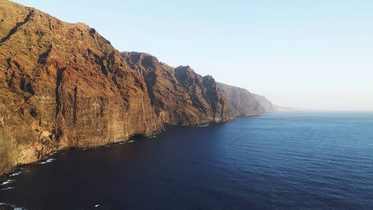 天空在岩石和石海岸之上。海风景