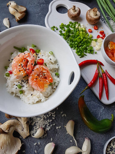 亚洲食物在黑暗的背景下, 锅米饭与虾和蘑菇, 在准备, 垂直特写, 选择性重点