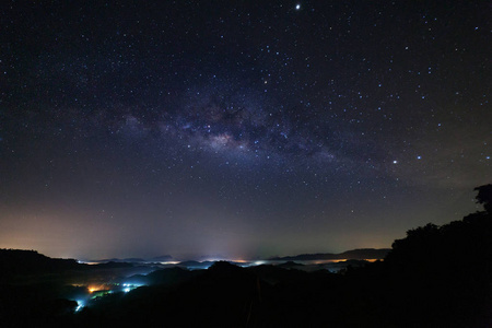 夜空中的银河与星辰