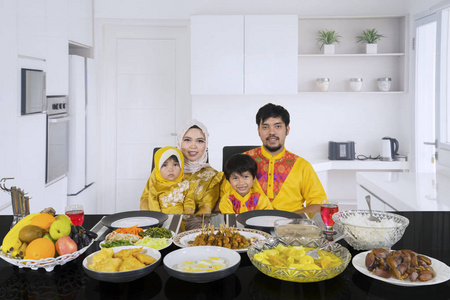 穆斯林家庭在厨房吃饭