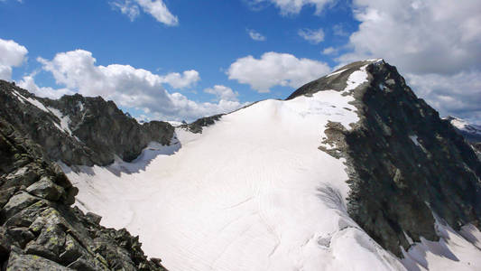 山风景与 Piz Tschierva 在瑞士阿尔卑斯在一个美丽的夏天天