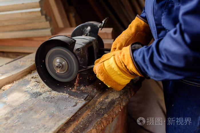 锯木厂磨机防护手套中工匠的裁剪镜头照片-正版商用图片0uios3-摄图新