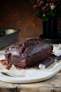 厨房餐桌上新鲜出炉的巧克力蛋糕