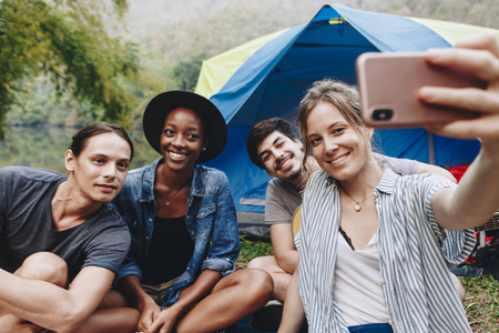一群朋友在露营地自拍
