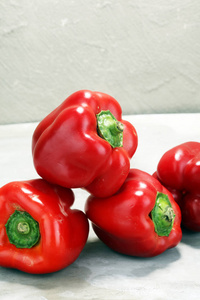 新鲜的红铃胡椒灰色背景。生蔬菜