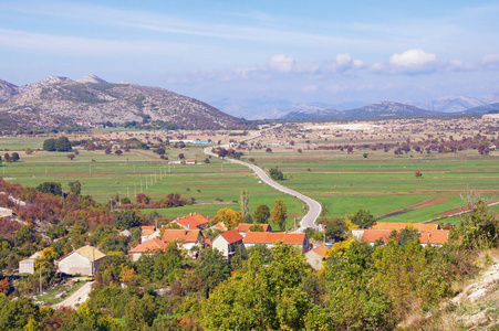 岩溶场景观。波斯尼亚和黑塞哥维那, Zubacko polje。从抓地村看特雷比涅之路