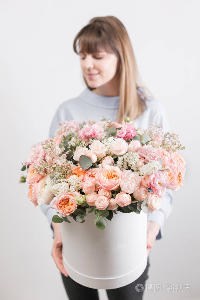 花集 美丽的豪华花束在妇女手 花店里花匠的工作 白色圆盒照片 正版商用图片0uiqxb 摄图新视界