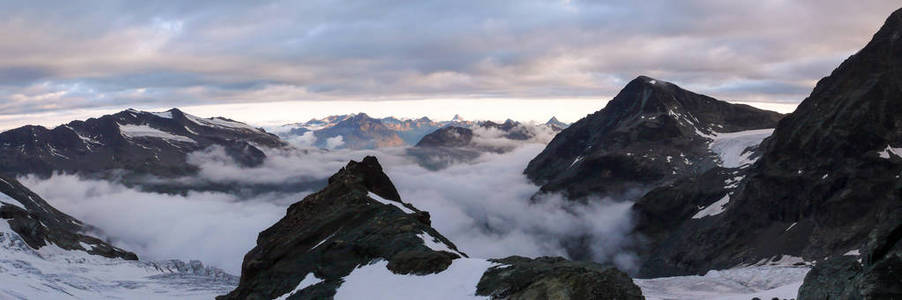Bernina 山和冰川的山全景风景在瑞士阿尔卑斯附近 st. 圣莫里茨在黑暗和不祥的早晨