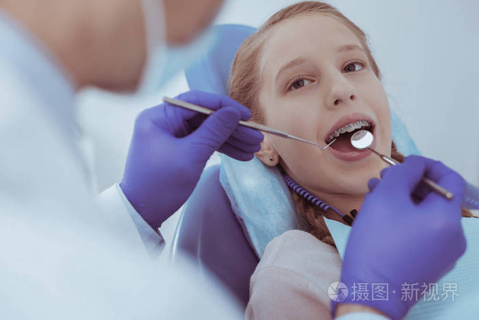 可爱的女孩检查口腔