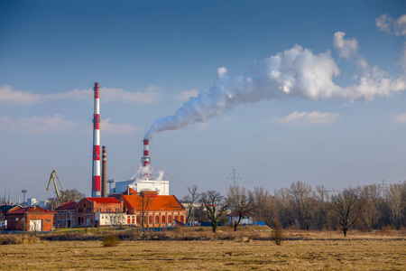 波兰弗罗茨瓦夫背景全景中的热电厂吸烟烟囱