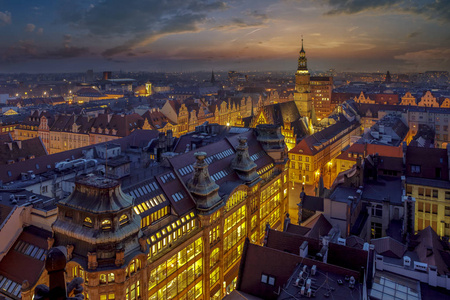 弗罗茨瓦夫市场广场一个城市市场的黄昏景观和日落后美丽的天空