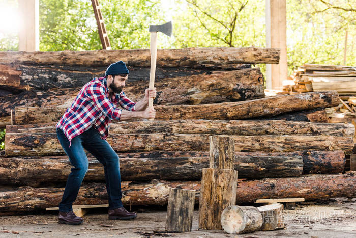 锯木格子衫中的大胡子伐木工人的侧面视图