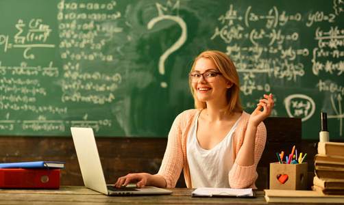 大学研讨会会议小组合作概念, 概念教育回到学校在绿色背景照片