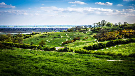 英国埃塞克斯 Benfleet 附近的 Hadleigh 公园丘陵和山地自行车小径