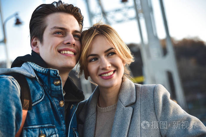 年轻漂亮的情侣享受他们的时间.男人和女人欢笑和交谈