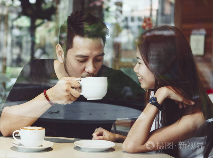 可爱的亚洲情侣喝咖啡