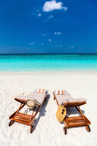 在马尔代夫美丽的热带海滩上木椅
